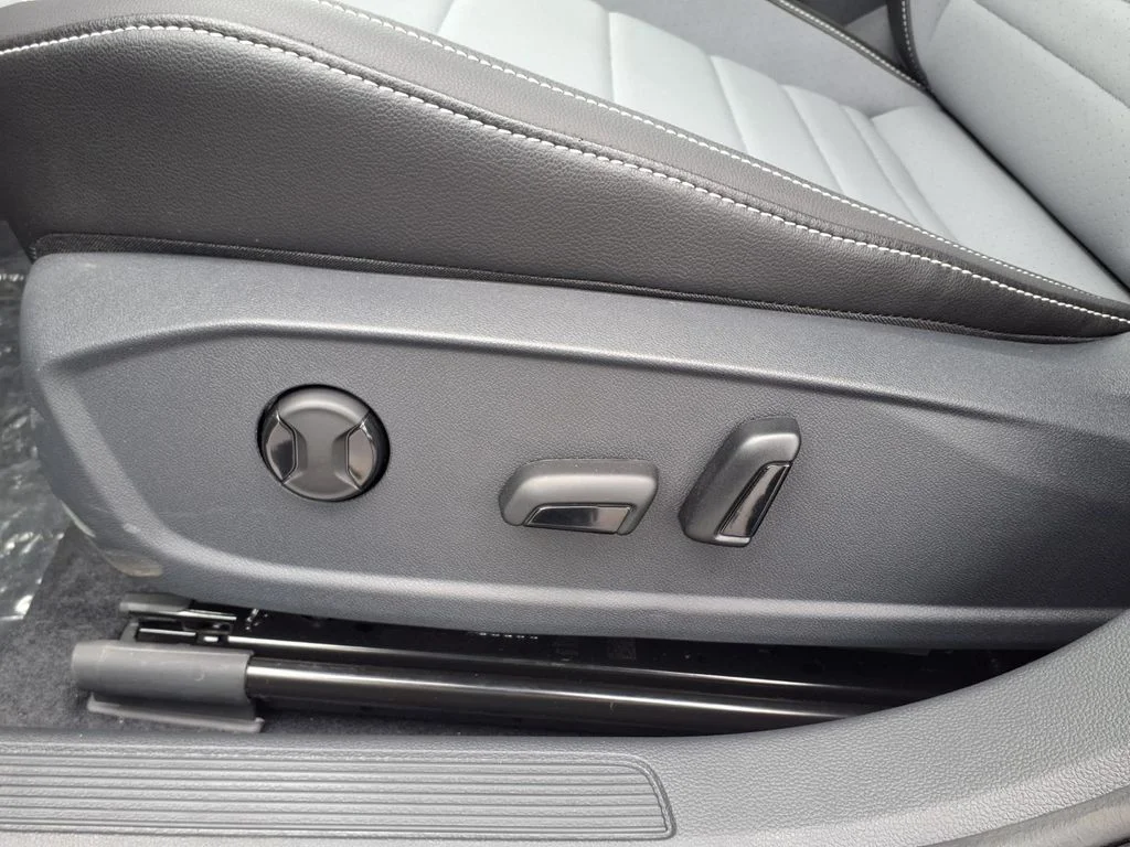 New 2026 Platinum Gray Metallic Volkswagen 1.5T SE image 10