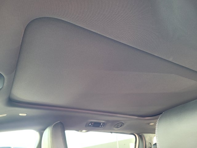 Used 2025 White Chrysler Select image 14