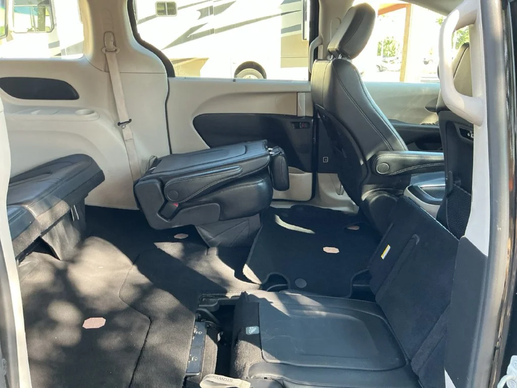 Used 2023 Black Chrysler Touring L image 33