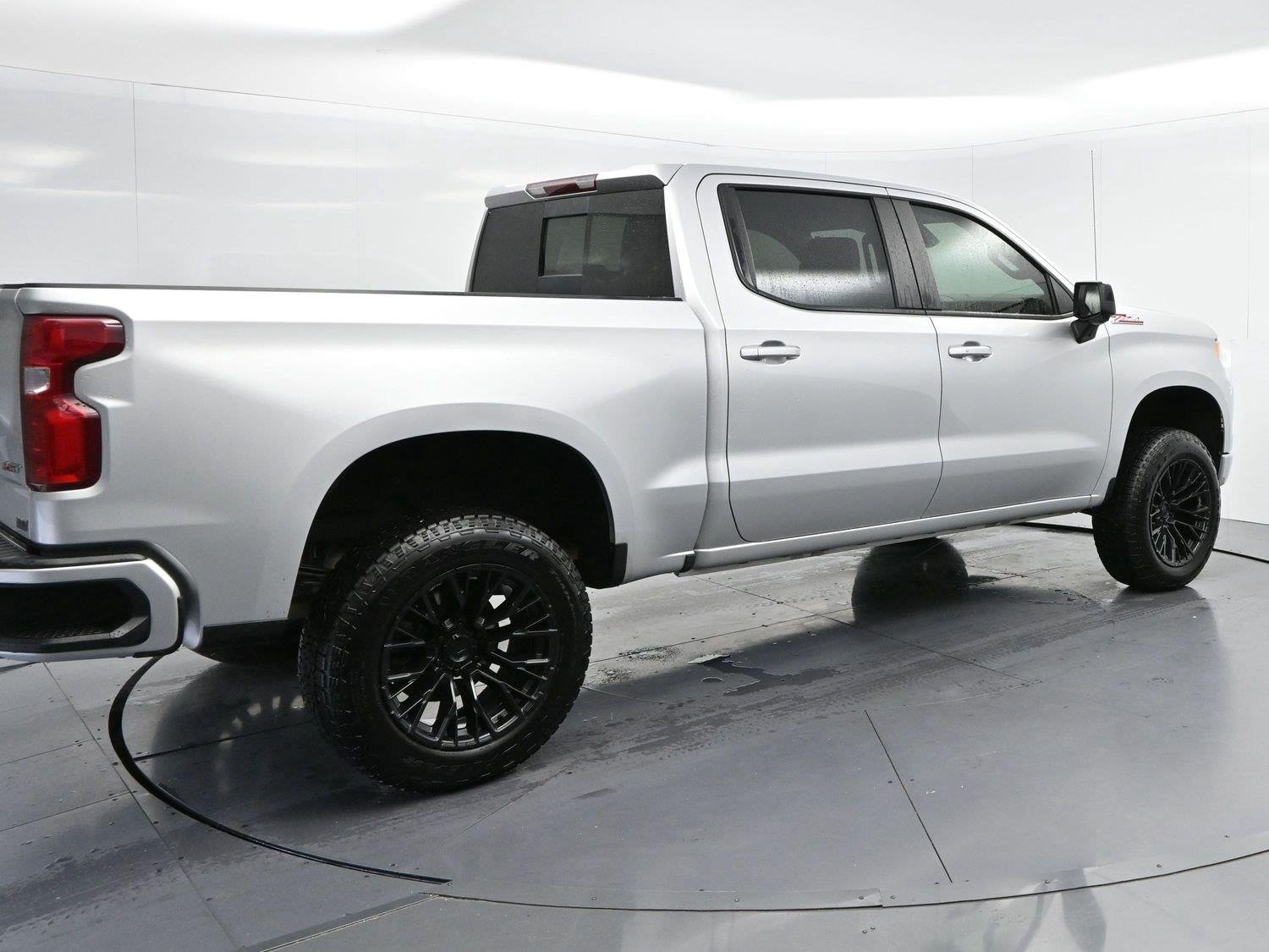 Used 2022 Silver Ice Metallic Chevrolet RST image 7