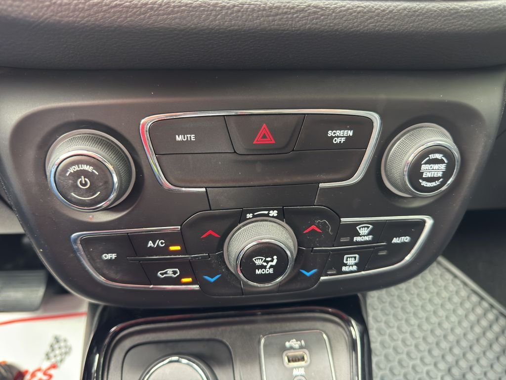 Used 2019 Granite Crystal Met Jeep Altitude image 30