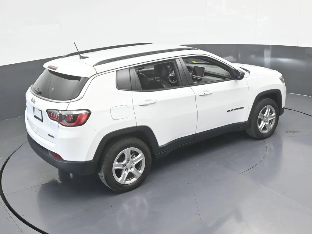 Used 2023 Bright White Clearcoat Jeep Latitude image 14