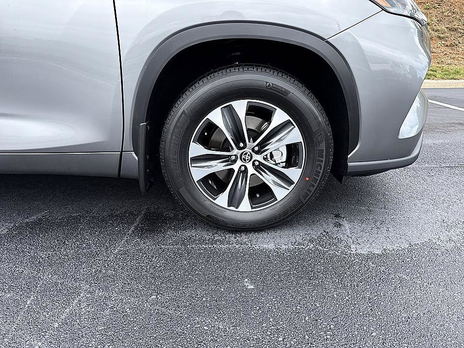 Used 2020 Moon Dust Toyota Hybrid XLE image 32