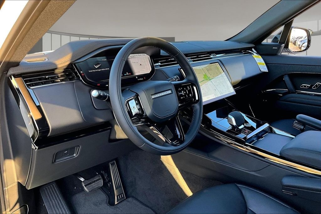 New 2026 FUJI WHITE Land Rover Dynamic SE image 7
