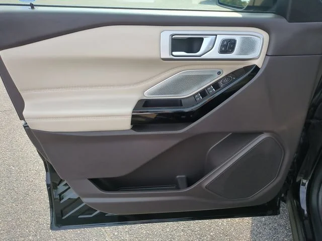 Used 2022 Black Ford Platinum image 12