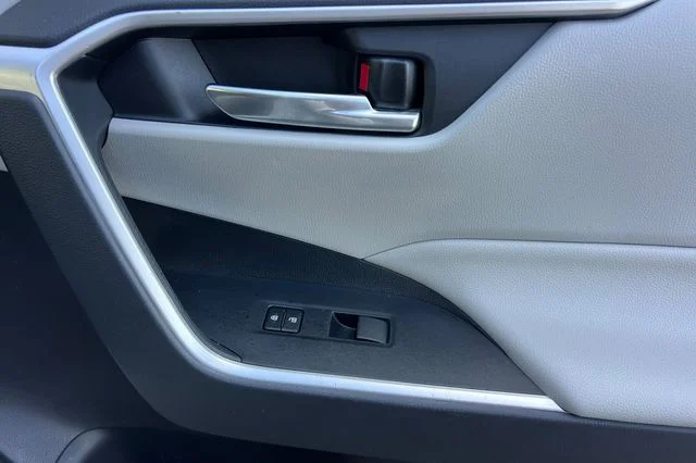 Used 2019 White Toyota XLE image 20