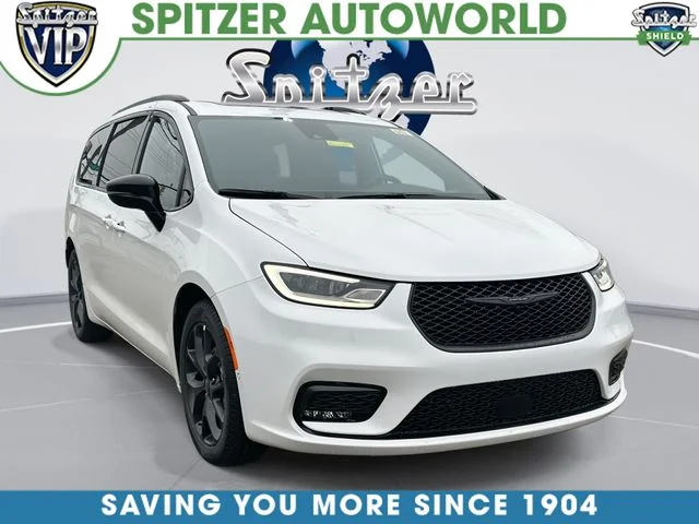2026 Chrysler Pacifica Limited's photo