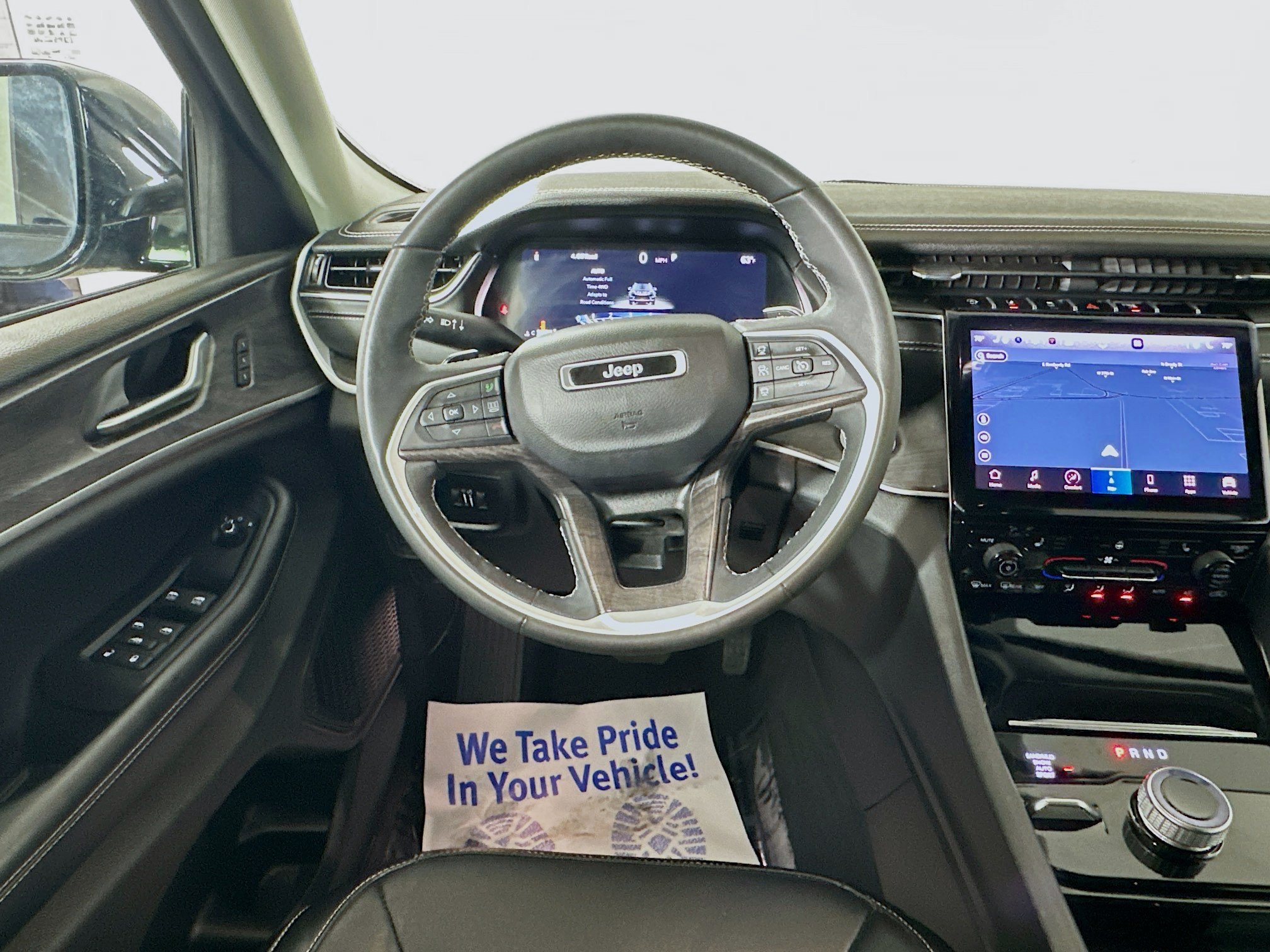 Used 2023 Diamond Black Crystal Pearlcoat Jeep Limited image 22