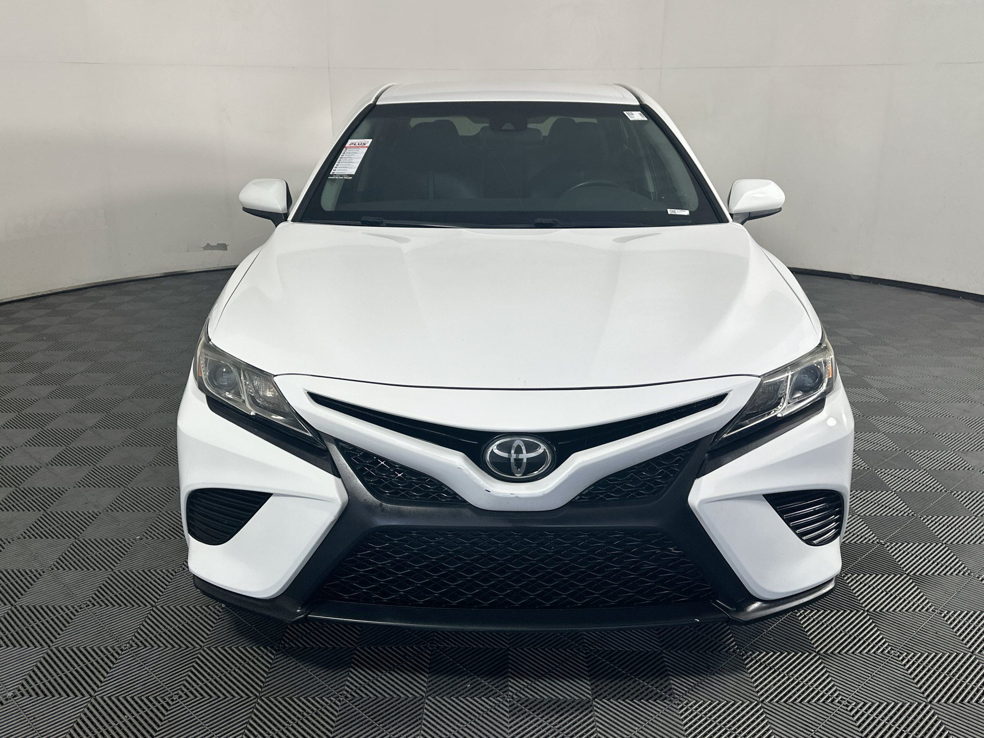 Used 2018 Super White Toyota SE image 8