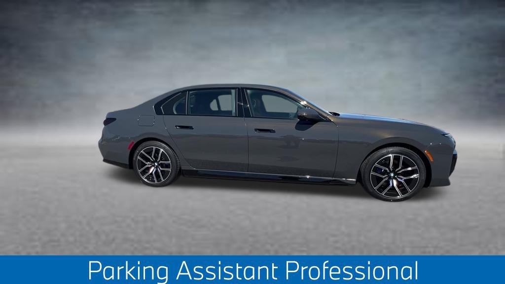 New 2026 Dravit Grey Metallic BMW 750e xDrive image 12