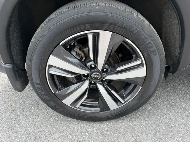 Used 2023 Pearl White Nissan Platinum image 10