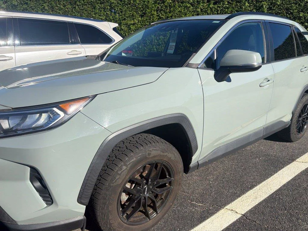Used 2020 Lunar Toyota XLE image 9