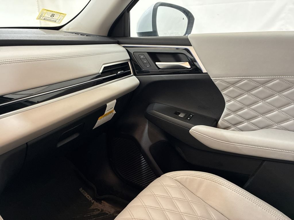 Used 2024 White Mitsubishi SEL image 29