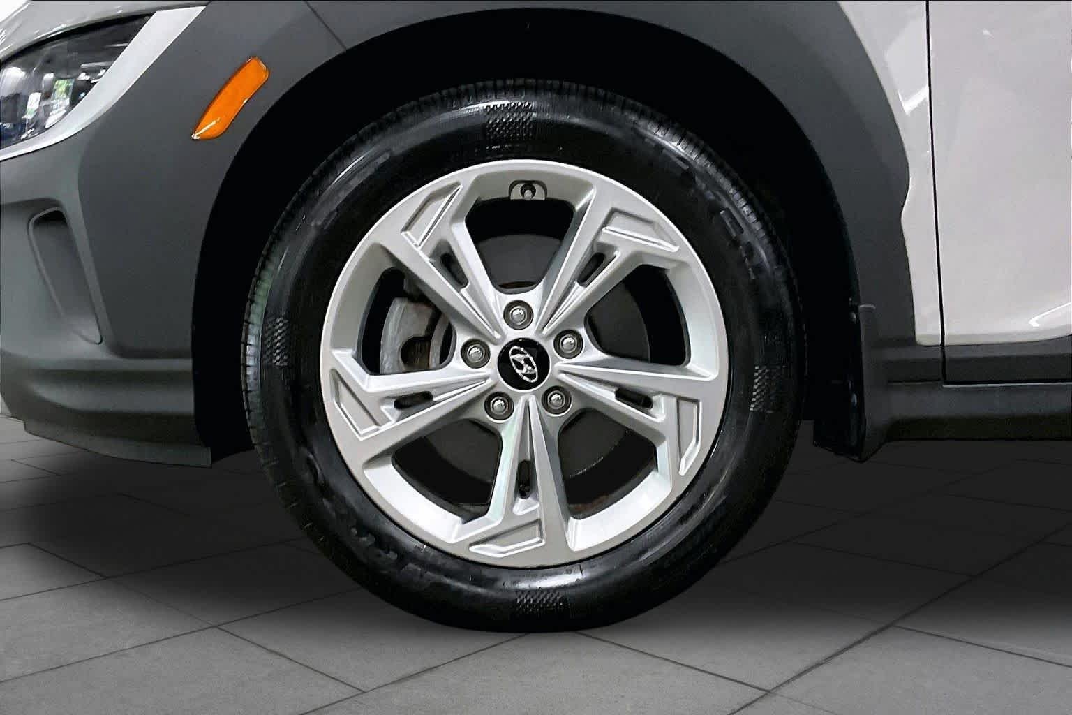 Used 2022 Cyber Silver w/Black Roof Hyundai SEL image 11