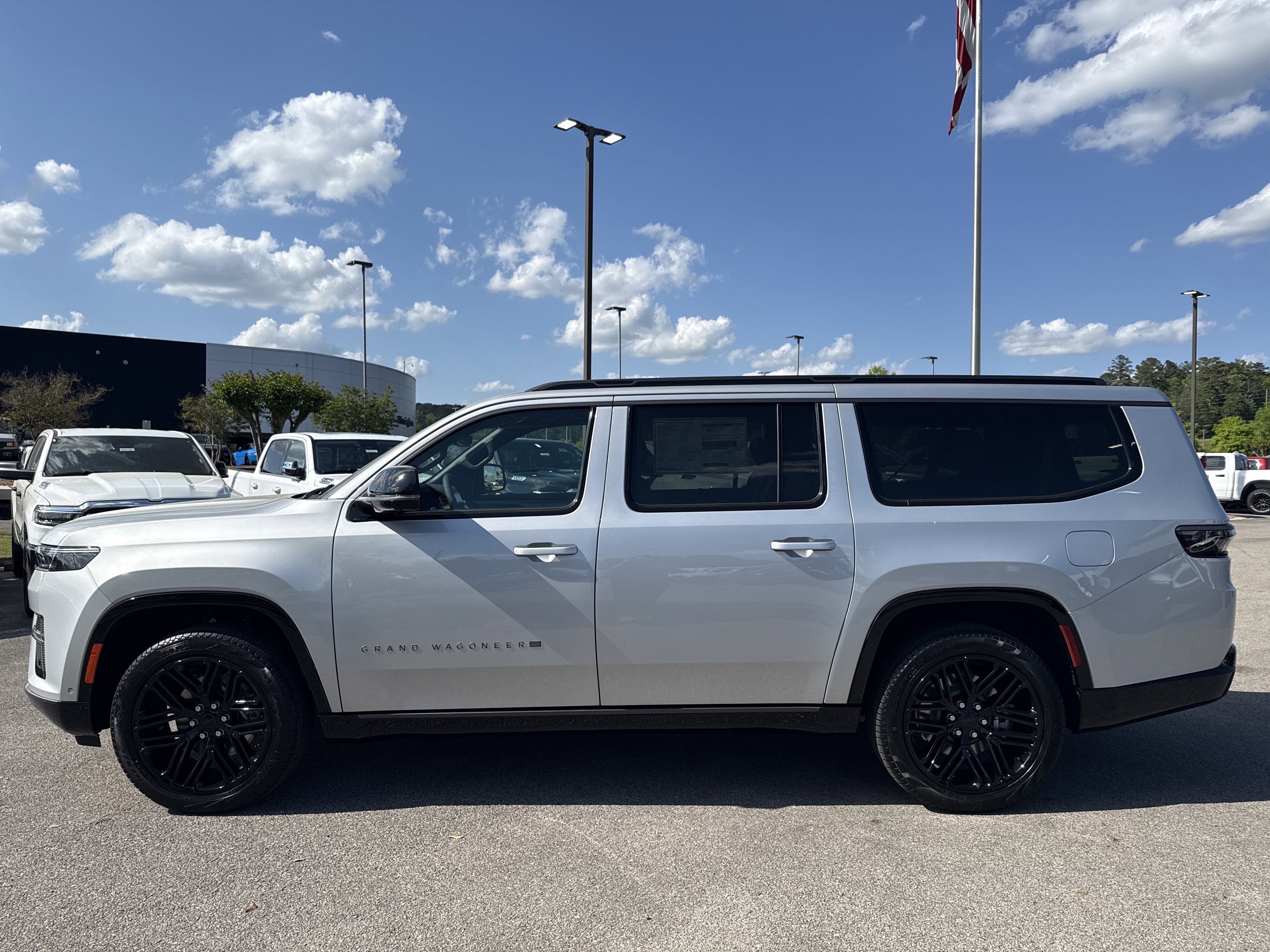 New 2026 Silver-Zynith Exterior Paint Jeep Limited Reserve image 4