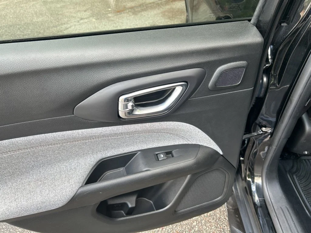 Used 2022 Black Jeep Latitude Lux image 28