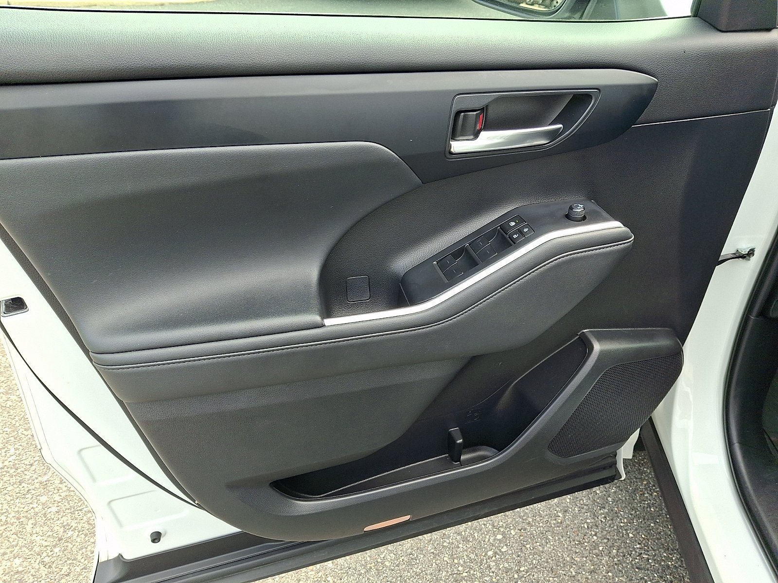 Used 2023 Wind Chill Pearl - 089 Toyota XLE image 12