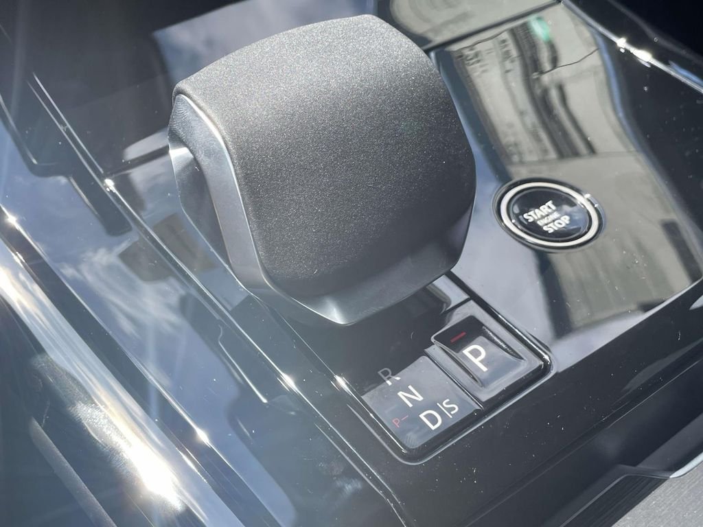 New 2026 Santorini Black Land Rover Dynamic SE image 31