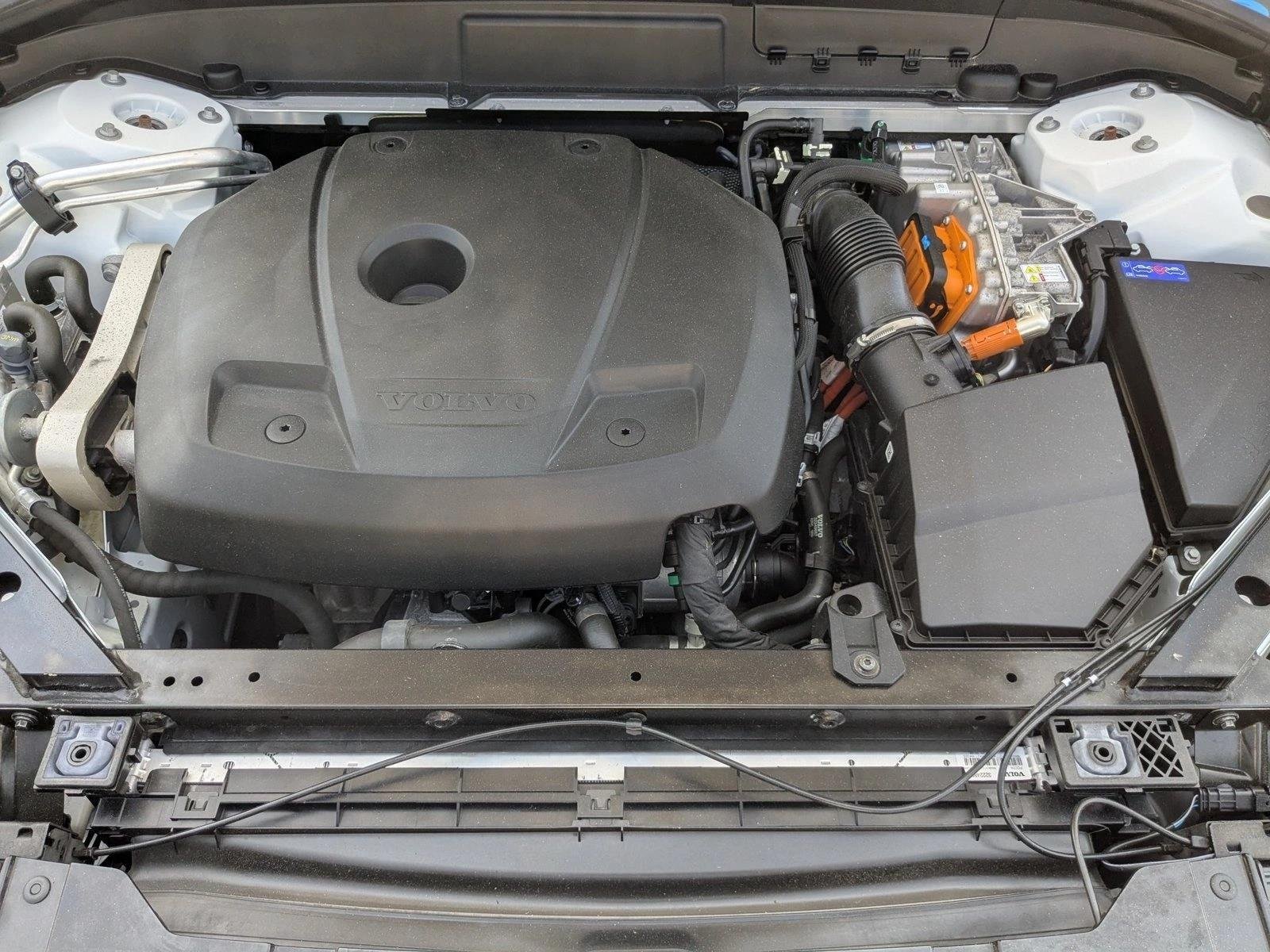 Used 2024 Crystal White Metallic Volvo Plus Dark Theme image 25