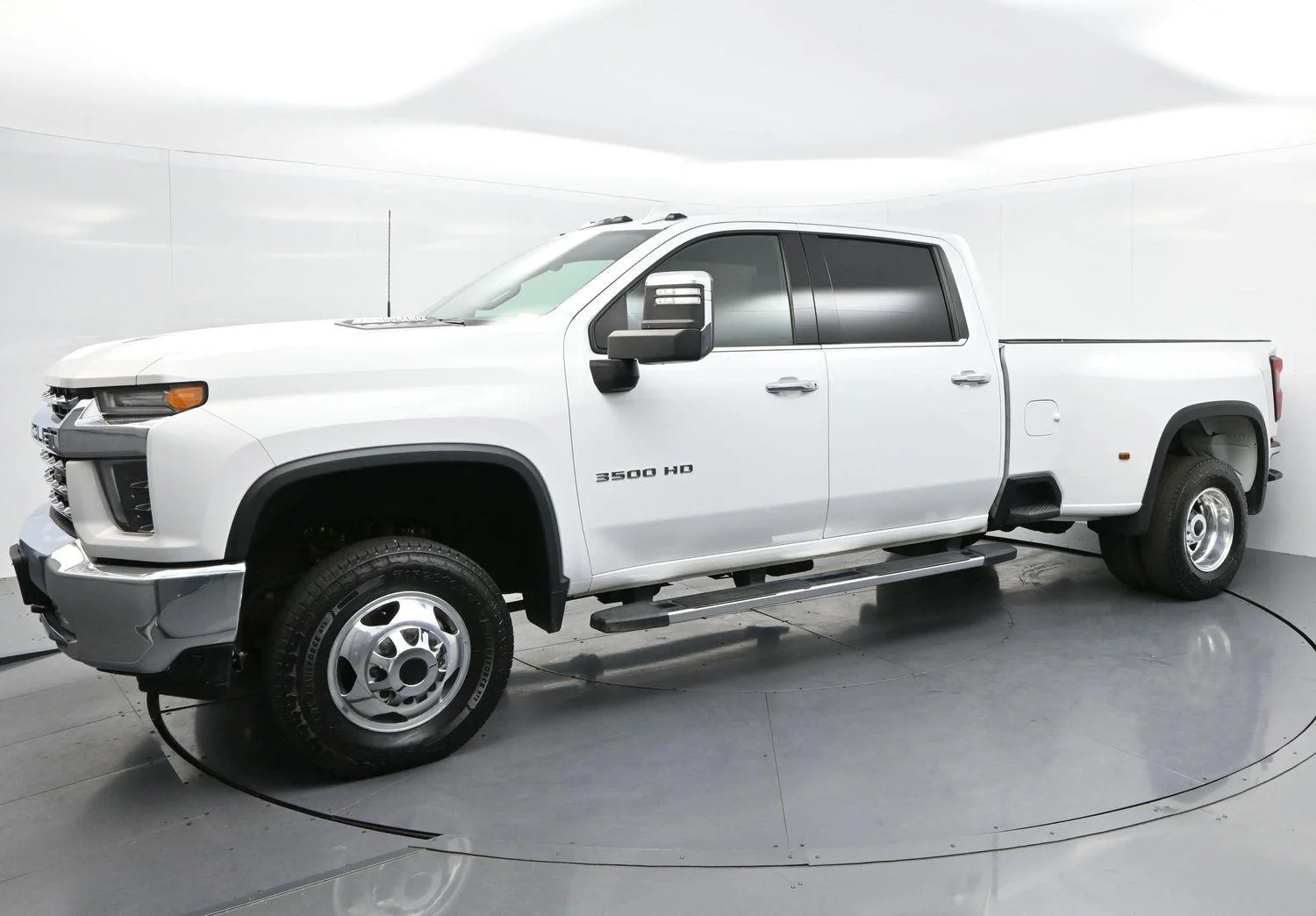 Used 2022 Summit White Chevrolet LTZ image 3