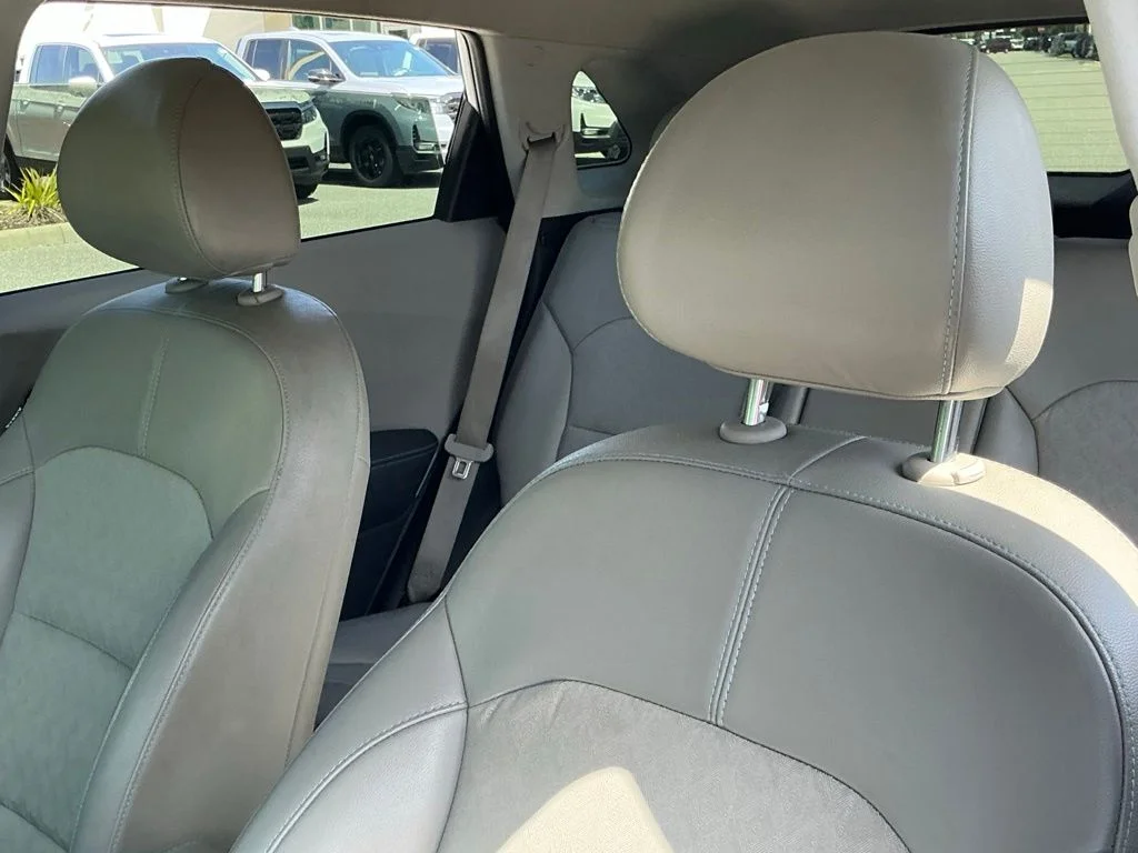 Used 2020 White Kia Touring image 21
