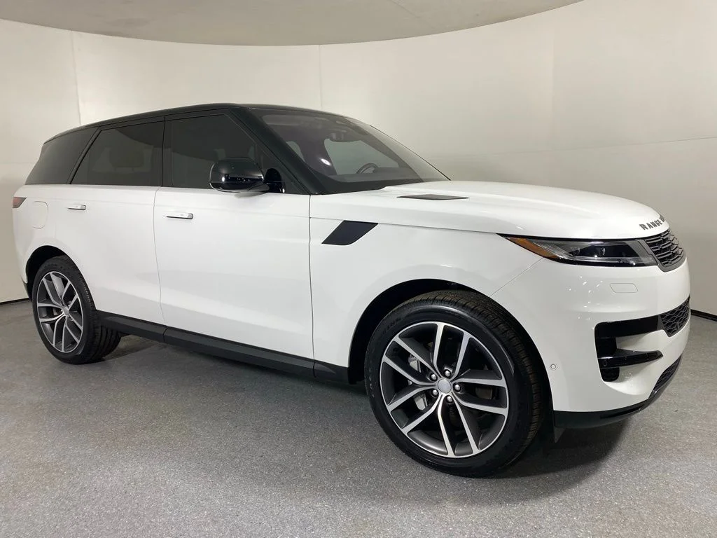 Used 2023 Fuji White Land Rover SE image 3