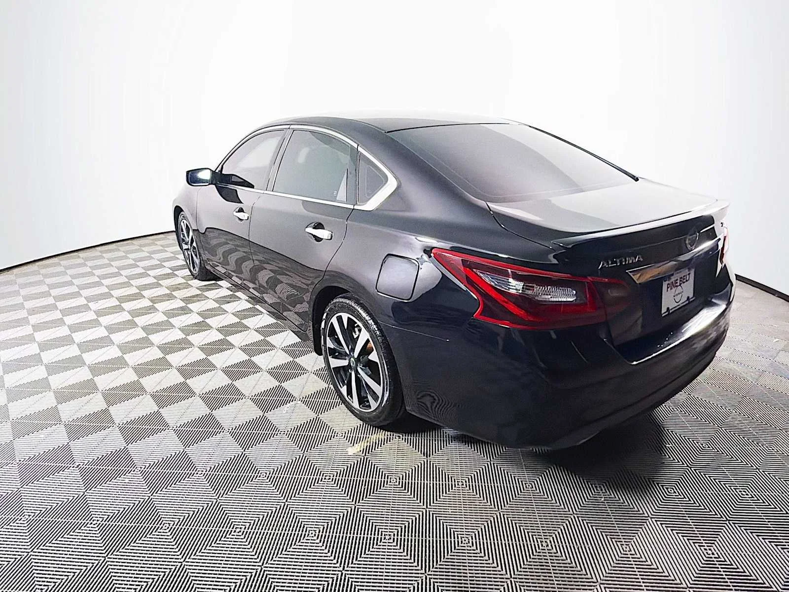 Used 2018 Super Black Nissan 2.5 SR image 6