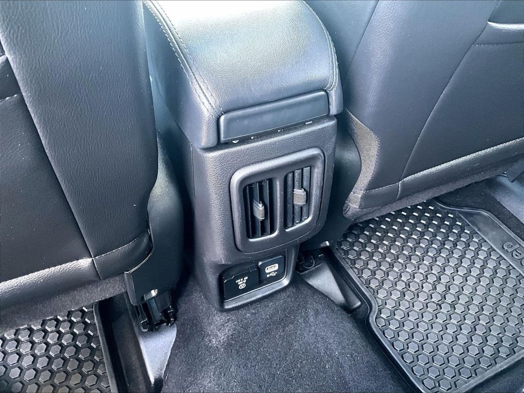 Used 2019 White Jeep Latitude image 28