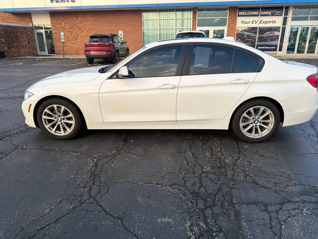 Used 2018 White BMW 320i xDrive image 1