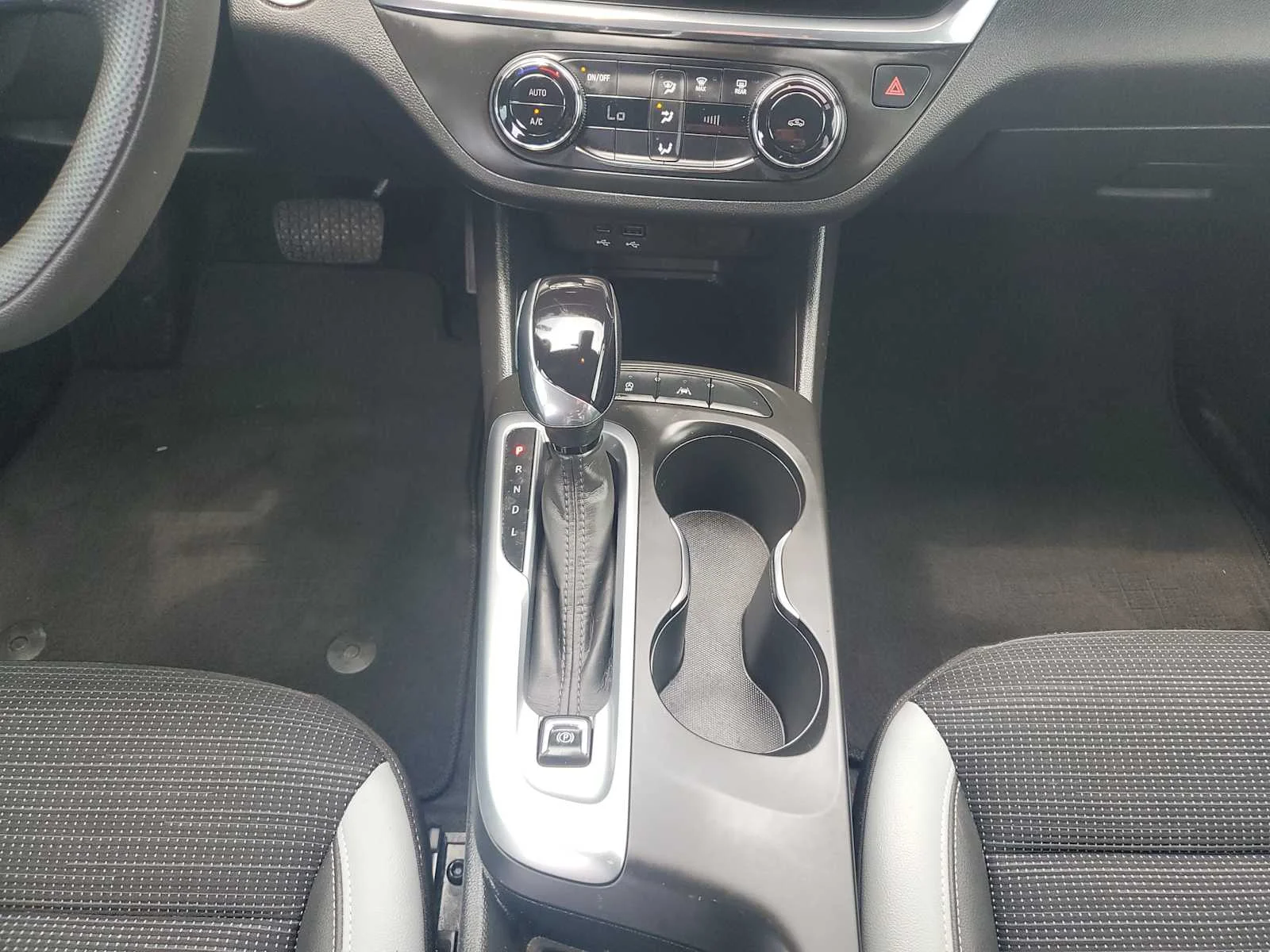 Used 2024 Summit White Buick Preferred image 21