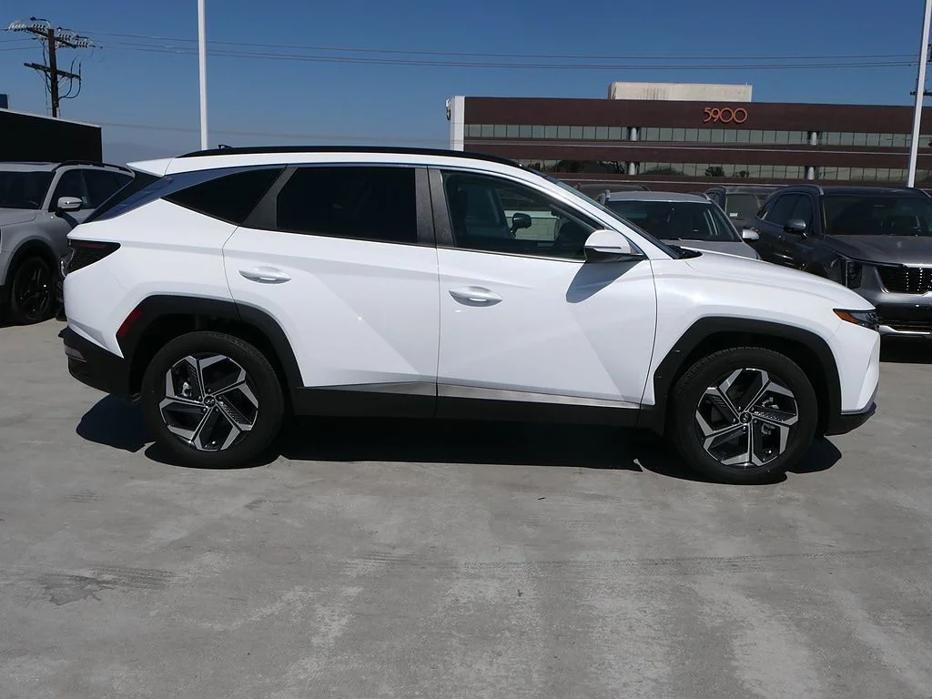 Used 2024 White Hyundai SEL Convenience image 2