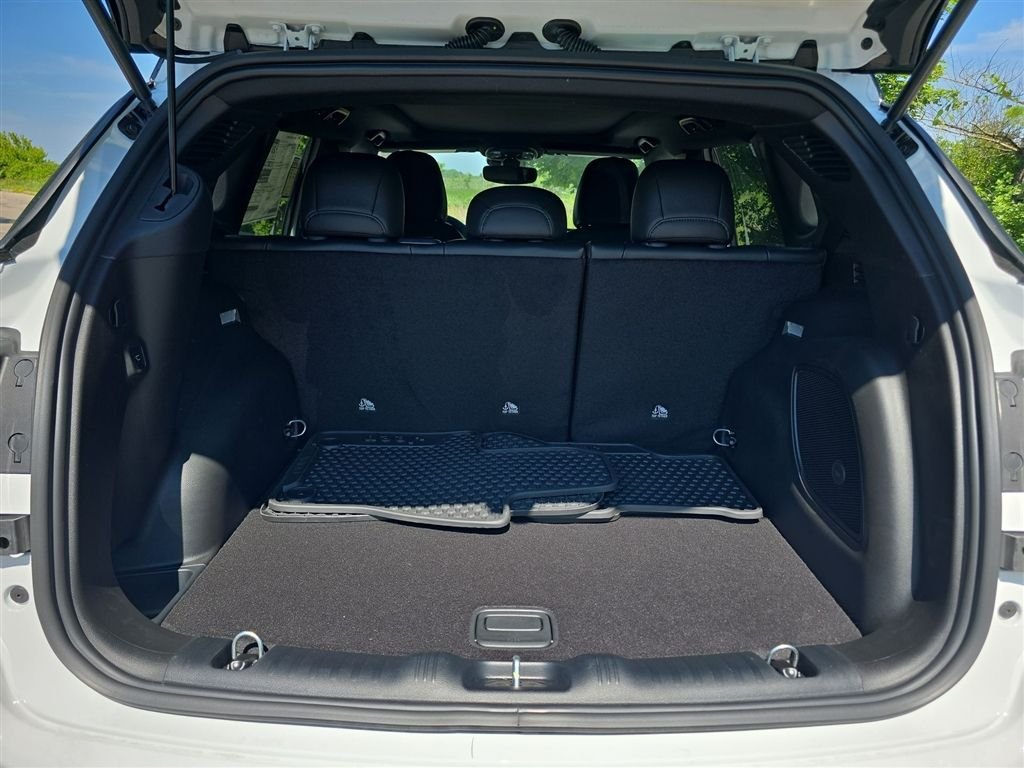 New 2026 Bright White Clear-Coat Exterior Paint Jeep Trailhawk image 15