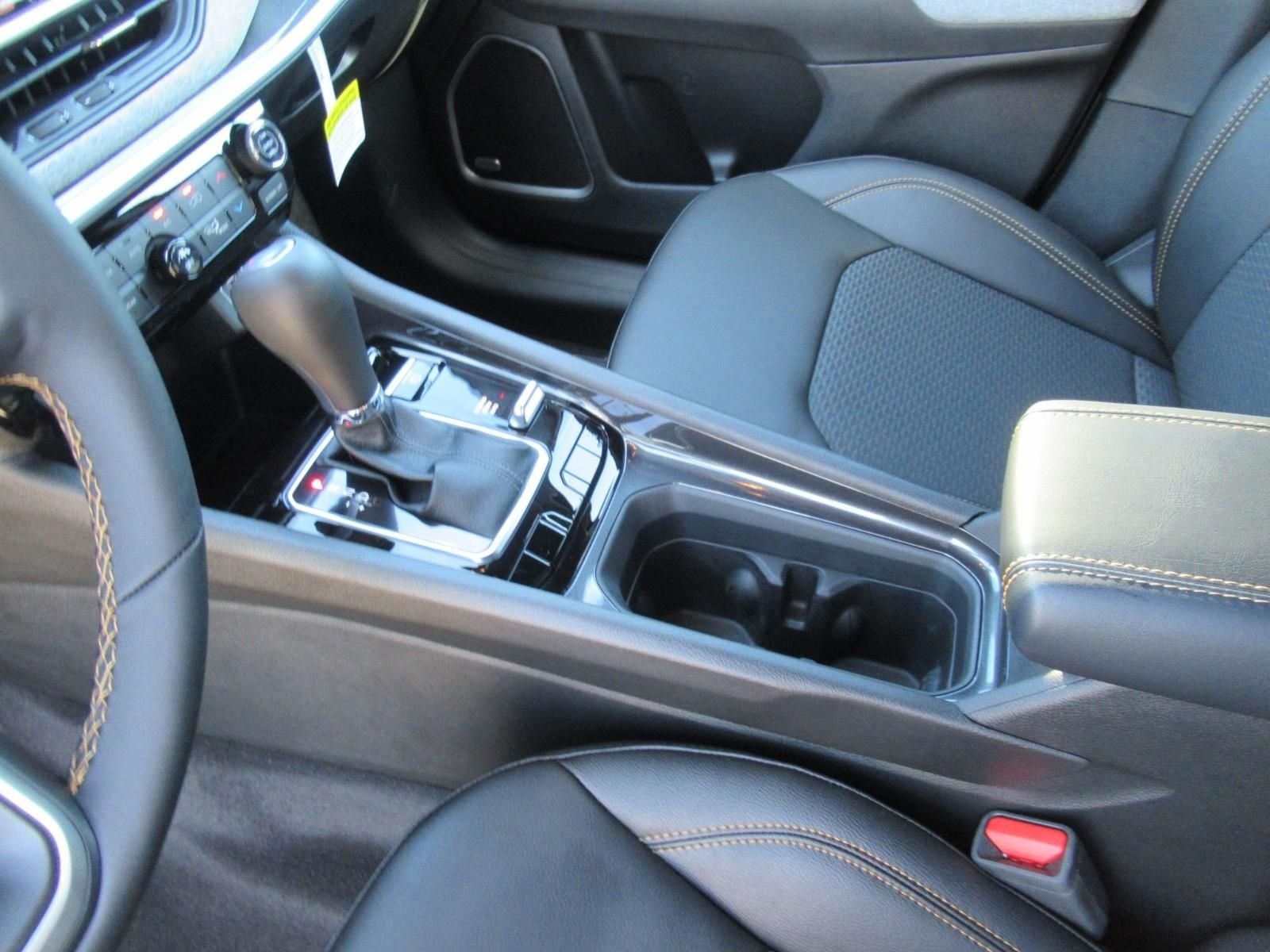 New 2026 Diamond Black Crystal Pearlcoat Jeep Latitude image 16
