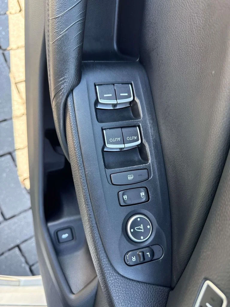 Used 2018 White Honda EX-L image 13