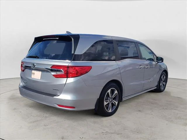 Used 2018 Silver Honda TOURING AUTO image 4