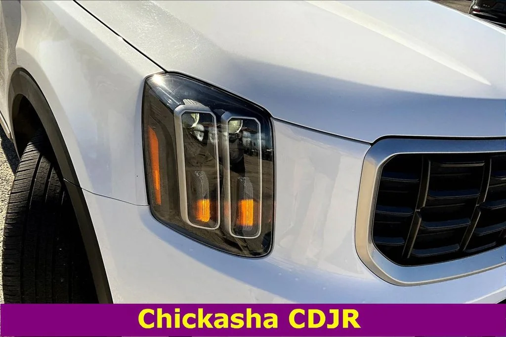 Used 2025 White Kia S image 30