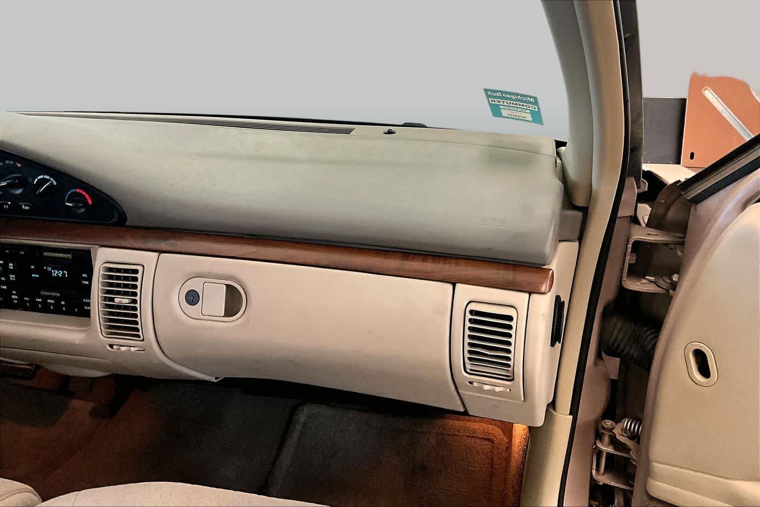 Used 1999 Champagne Oldsmobile  image 17