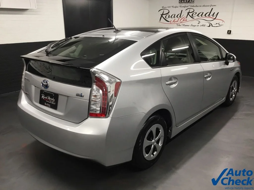Used 2015 Silver Toyota Three image 11