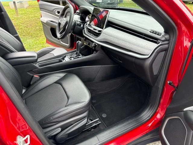 Used 2024  Jeep Latitude image 26
