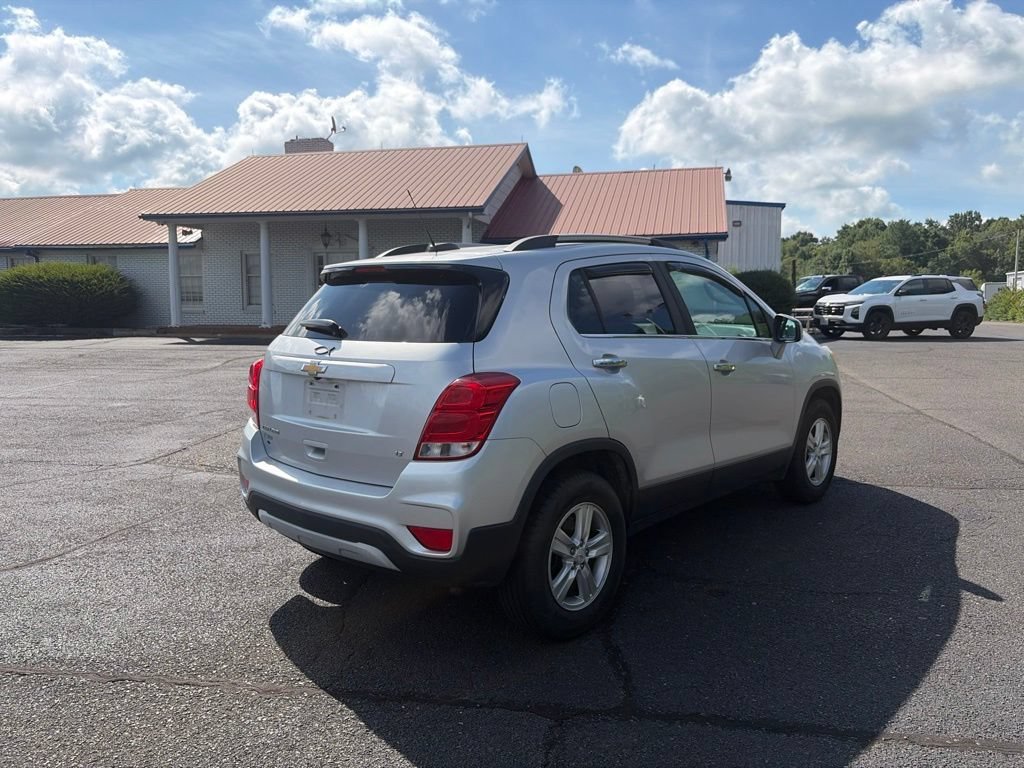 Used 2017 SILVER ICE METALLIC Chevrolet LT image 10
