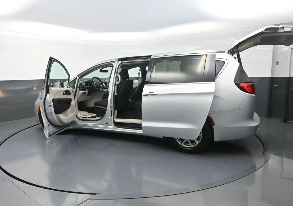 Used 2022 Silver Chrysler LX image 35