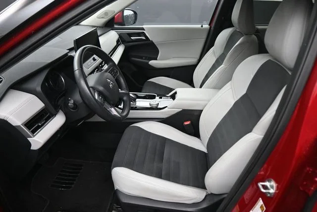 Used 2025  Mitsubishi SE image 23