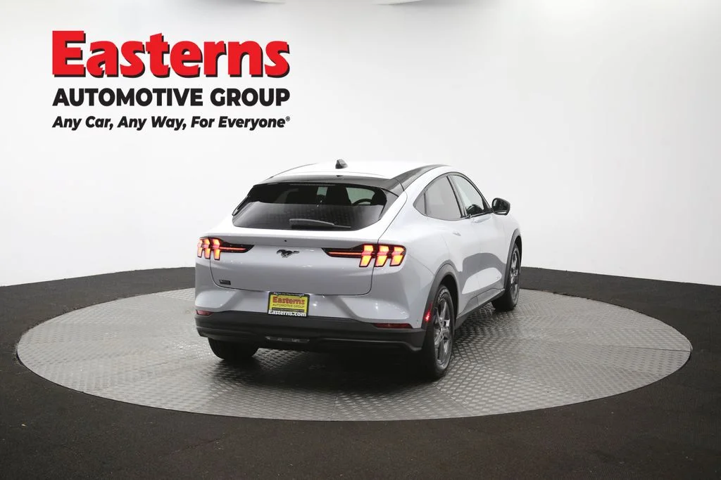 Used 2023 White Ford Select image 38