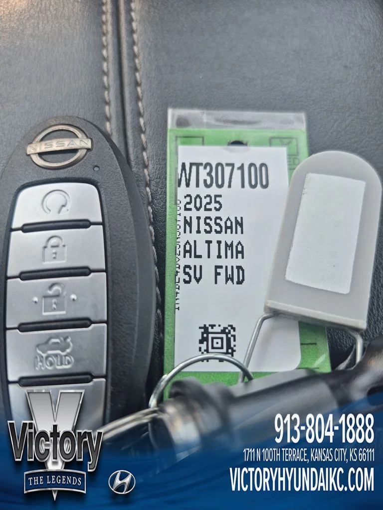 Used 2025 White Nissan 2.5 SV image 27
