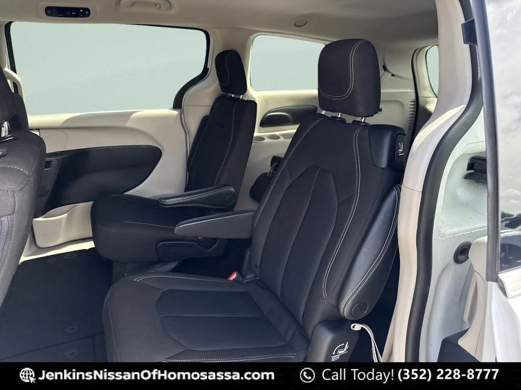 Used 2023 White Chrysler LX image 29