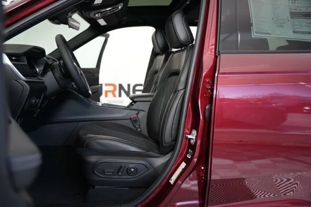 New 2025 Velvet Red Pearl-Coat Exterior Paint Jeep Altitude X image 23