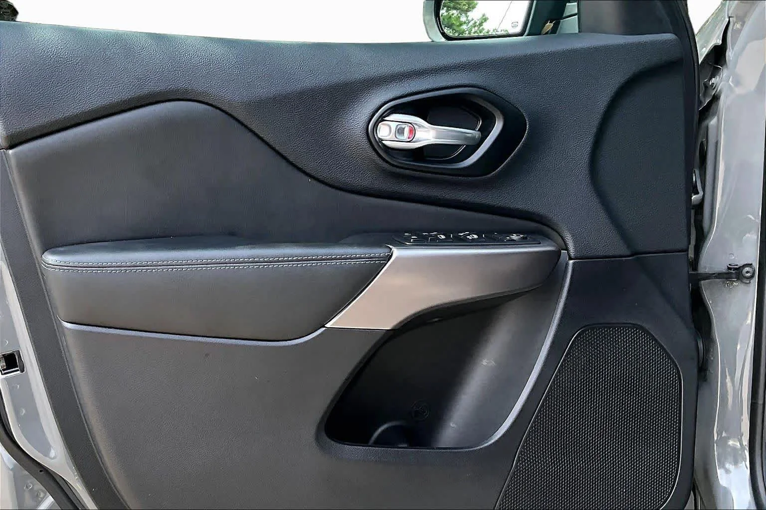 Used 2019 Sting-Gray Clearcoat Jeep Latitude Plus image 19
