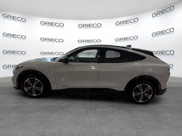 Used 2023 White Metallic Ford Premium image 28