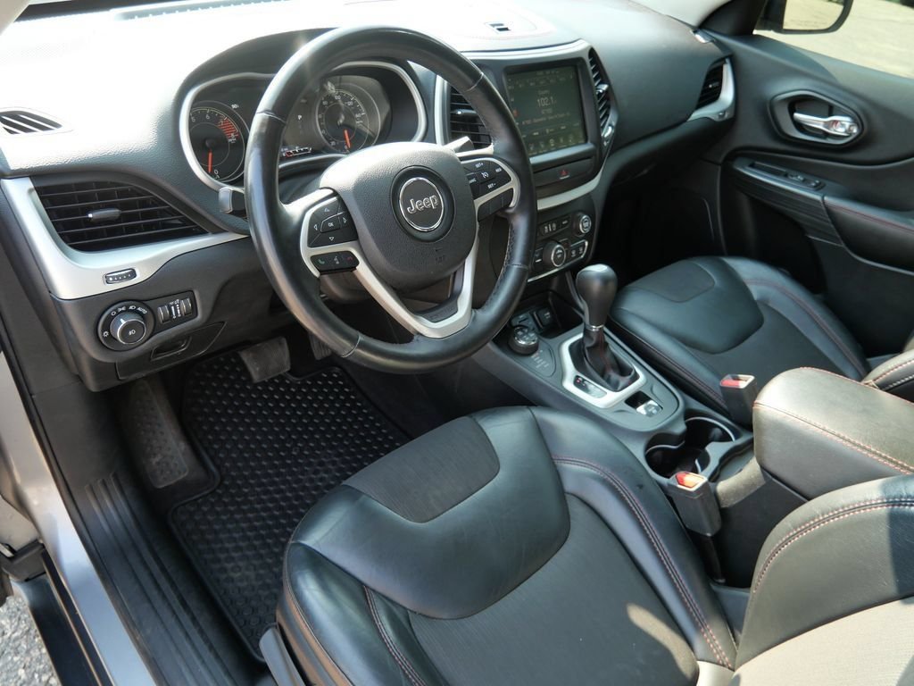 Used 2017 Silver Jeep Trailhawk image 3