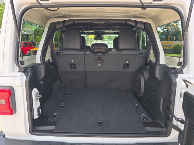 New 2026 Bright White Clear-Coat Exterior Paint Jeep Sahara image 29
